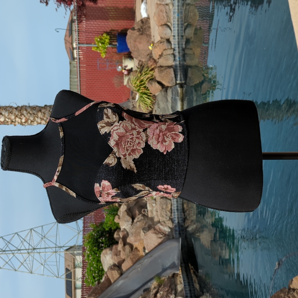 Q Cropped Floral Tank Top